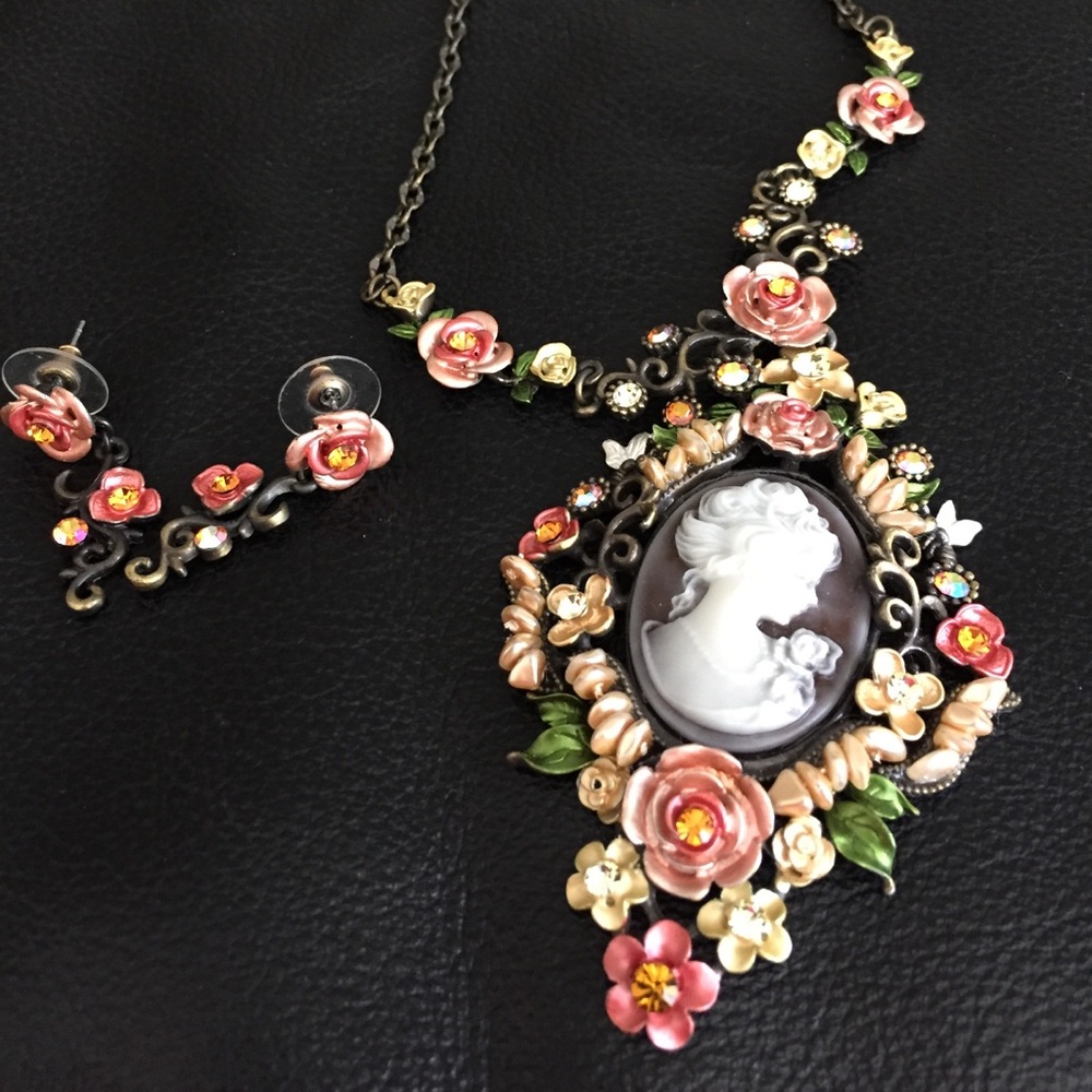 Necklace with earrings